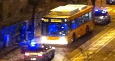 Autista aggredito: la polizia circonda il bus