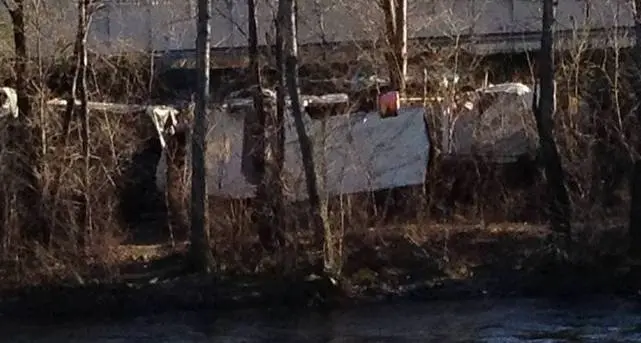 Accampamento abusivo lungo il fiume Isarco