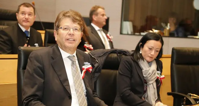 Giochini erotici a spese del consiglio provinciale