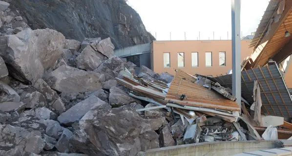 Nuova frana sulla zona produttiva di Sinigo, distrutto un magazzino. Chiusa la strada - LE FOTO - IL VIDEO
