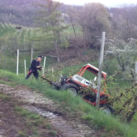 Si rovescia con il trattore, morto un contadino sopra Pineta di Laives