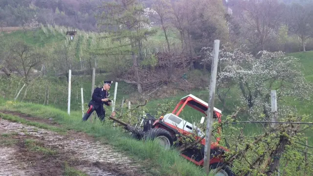Si rovescia con il trattore, morto un contadino sopra Pineta di Laives