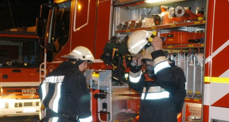 Cade in auto nel burrone e si salva miracolosamente