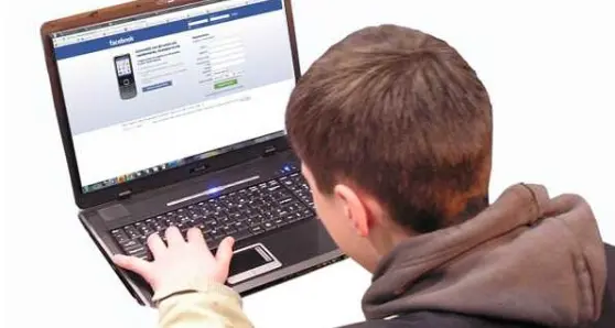 Trento, ragazzino sta troppo davanti al computer. Il padre lo sgrida e lui lo prende a tesate