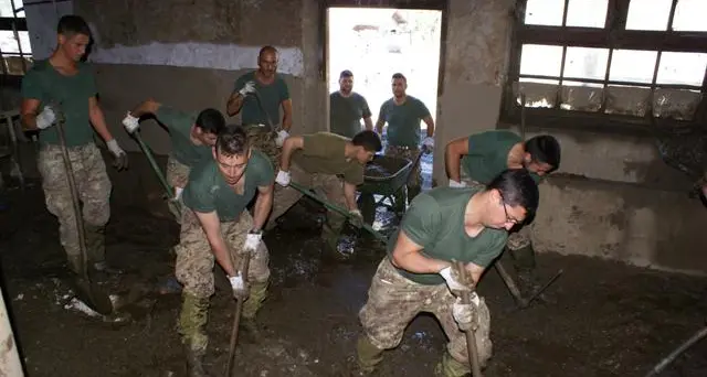 Val di Vizze, gli alpini nel fango per aiutare la popolazione