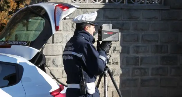 Andava a 81 chilometri all'ora in viale Druso: patente ritirata