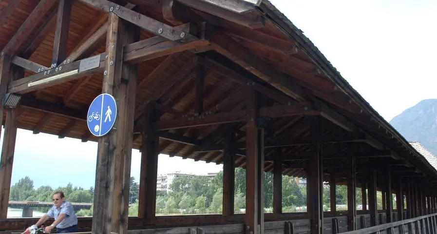 Ponte intitolato a Langer Il Comune non decide