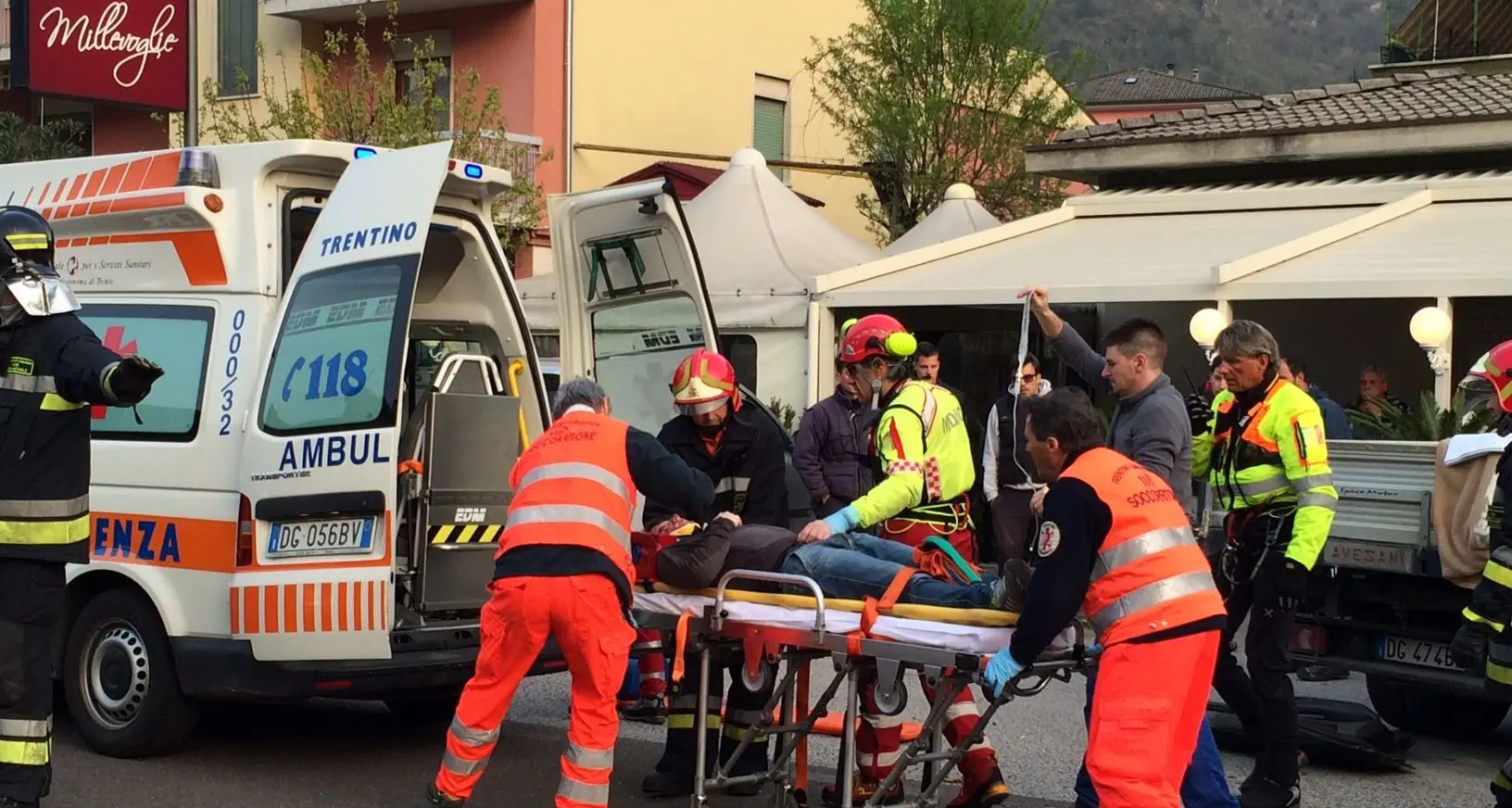 Via Palermo: furgone si schianta contro una vetrina