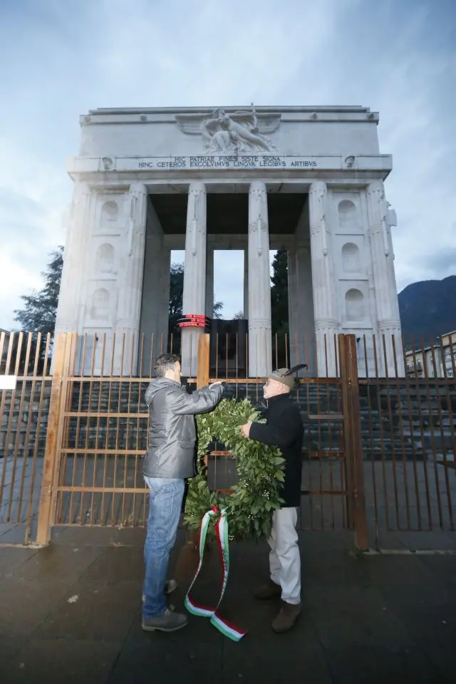Deposta una corona al Monumento alla Vittoria