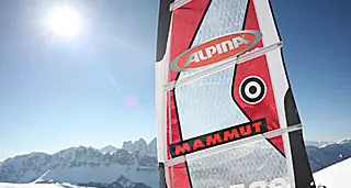 Sport estremi: discesa con il windsurf sulle montagne altoatesine - Foto