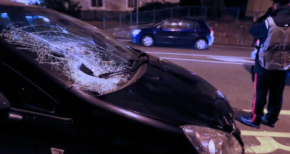 Investita mentre rincorre il bus, è grave