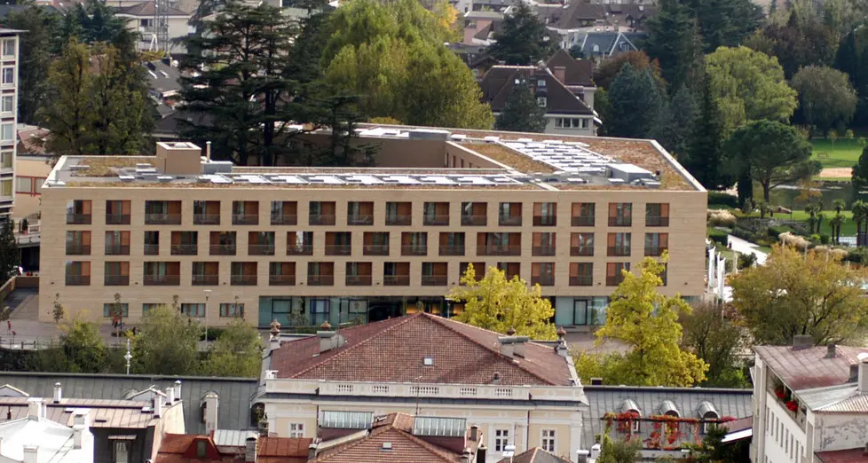 Il consiglio comunale boccia l’ampliamento dell’Hotel Terme