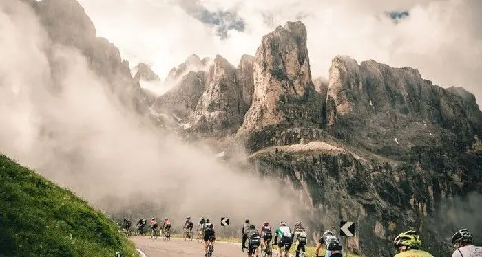 Novemila ciclisti in gara alla maratona dles Dolomites