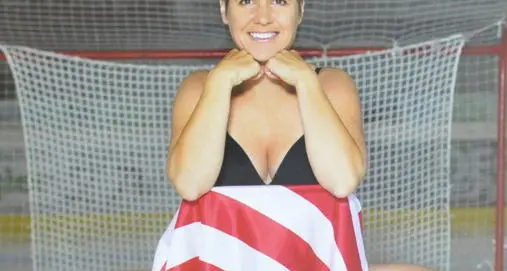 Broomball, scatti sexy per finanziare l’attività