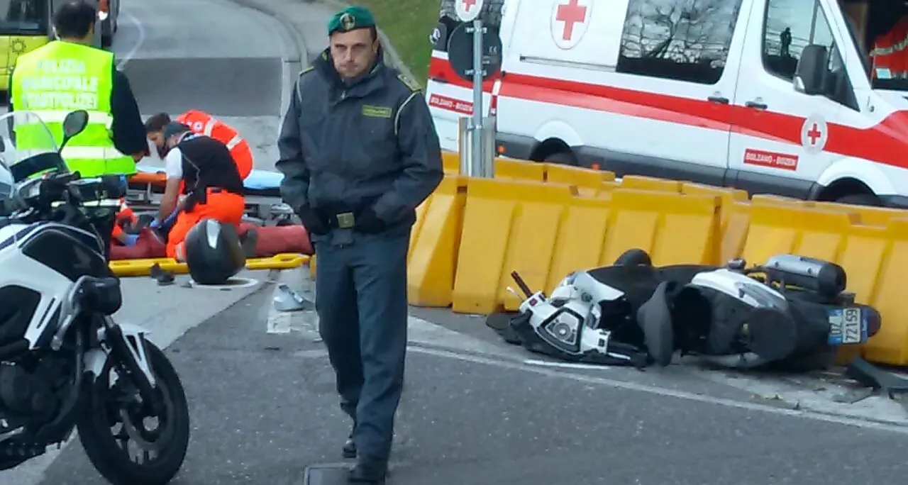 Viale Trento, auto taglia la strada a uno scooterista