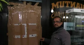 Dorme in negozio e sventa il furto