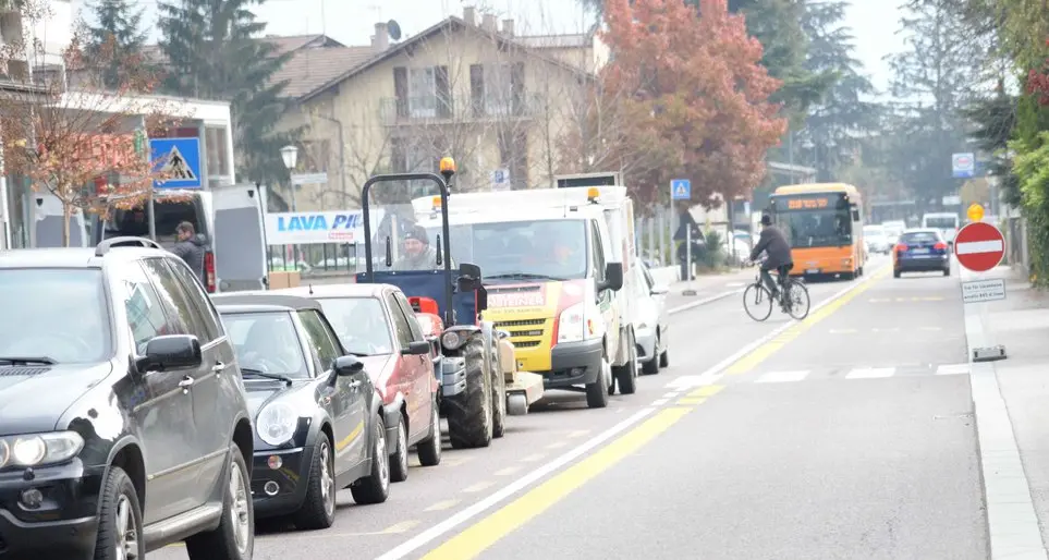 Non piace ai residenti il senso unico lungo via Bolzano