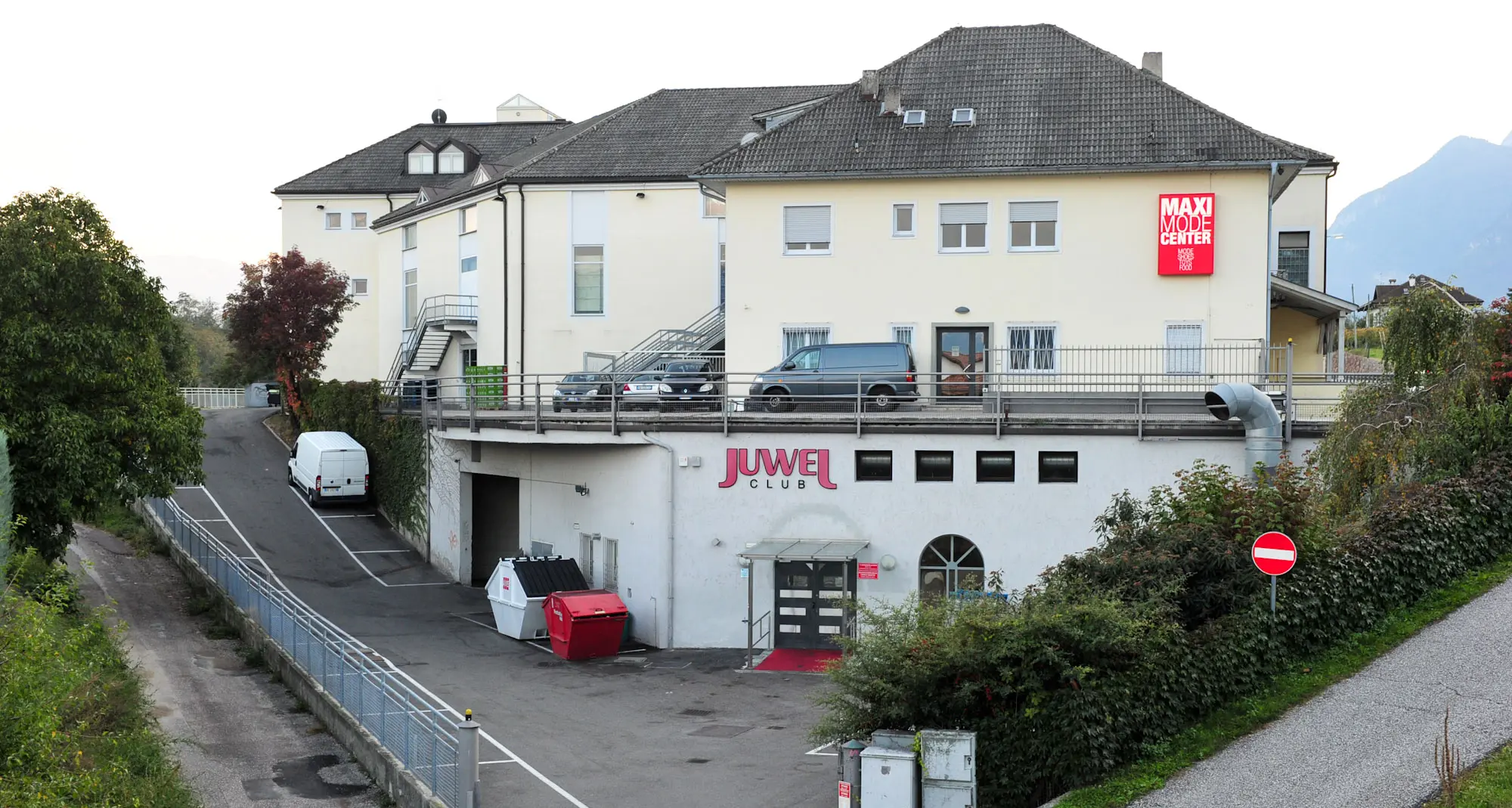 Appiano, picchiato a sangue fuori dalla discoteca