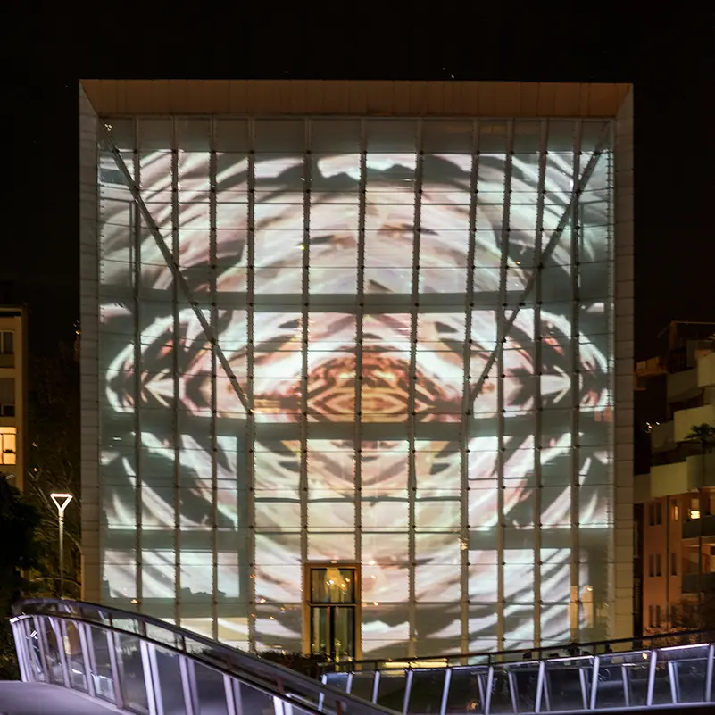 Bolzano: sulla facciata del Museion il Natale \"kitsch\" di John Armleder