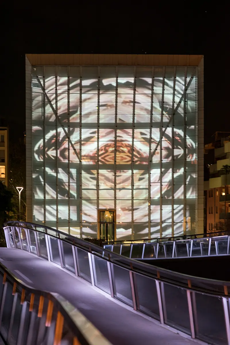 Bolzano: sulla facciata del Museion il Natale \"kitsch\" di John Armleder