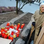 Candele e fiori per Hans «cassonetto»