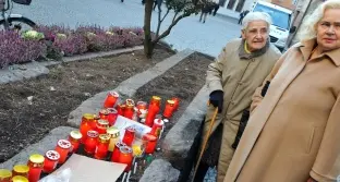 Candele e fiori per Hans «cassonetto»