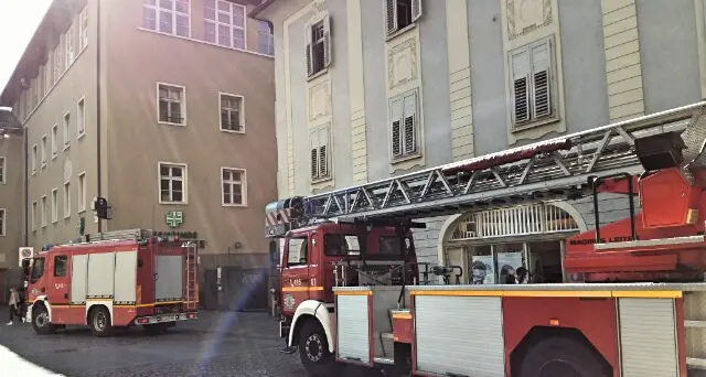 Bolzano, fumo da un palazzo: paura in Largo Kolping