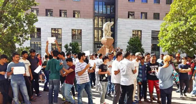 Bolzano, rifugiati protestano davanti alla Provincia