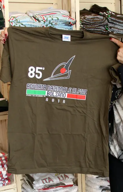 Migliaia di gadget taroccati col logo ufficiale