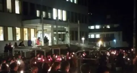 Una veglia funebre contro la riforma