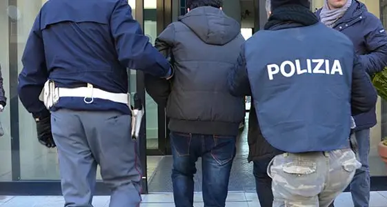 Bolzano, un latitante albanese si nascondeva...sotto le coperte: arrestato