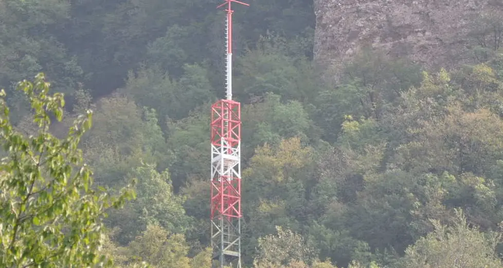 Un’antenna coloratissima alta venticinque metri
