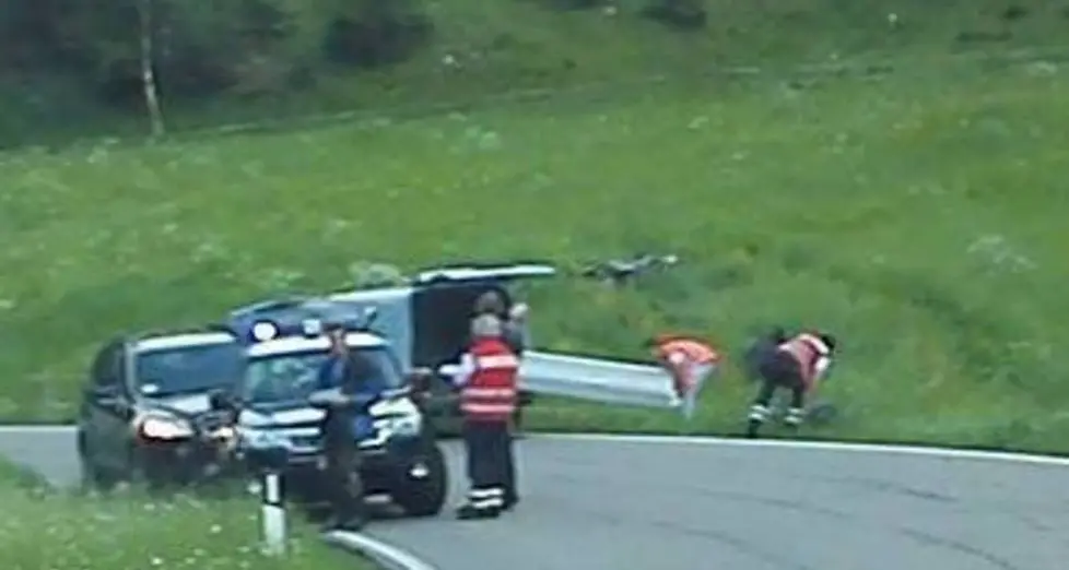 Muore in moto a 22 anni contro un palo
