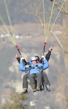 Nane, 99 anni in volo La festa di Scaldaferro in sella al parapendio