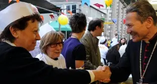 Bolzano, i fedeli abbracciano il vescovo Golser: siamo con te
