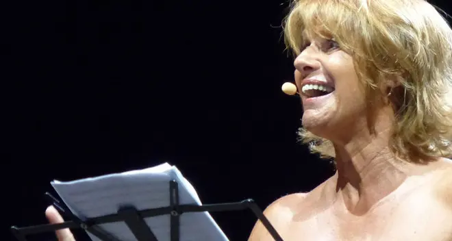 Lella Costa: i giornali aiutano a decifrare la realtà, ancora oggi
