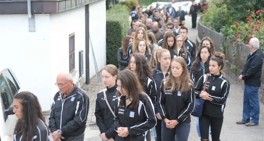 L’addio a Stefanie e David commuove due comunità