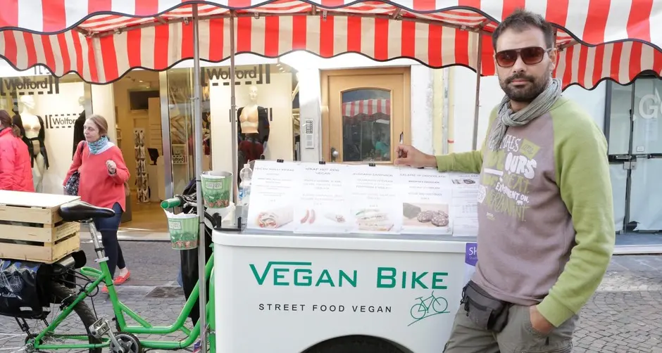 A Bolzano la Vegan Bike. Street food salutista in giro per le piazze