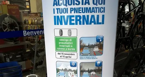 Adesso anche i gommisti tengono aperto domenica