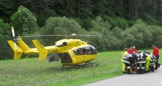 Sarentino, escono di strada e si schiantano contro un albero: due feriti