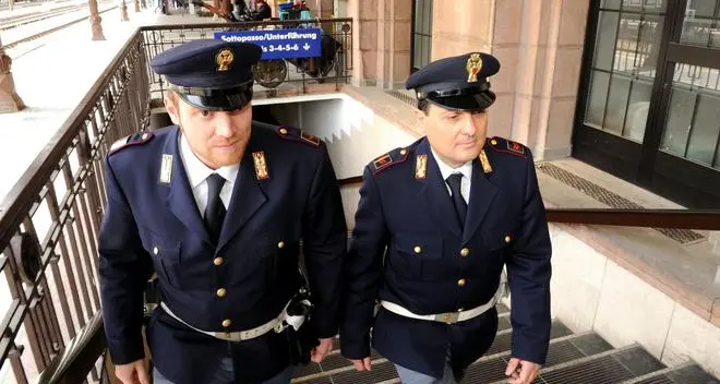 Palpeggia la capotreno e finisce a processo