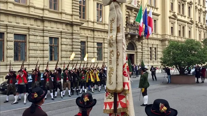 Sfilata per Juncker, la destra tedesca: \"Gli italiani devono integrarsi come i migranti\"