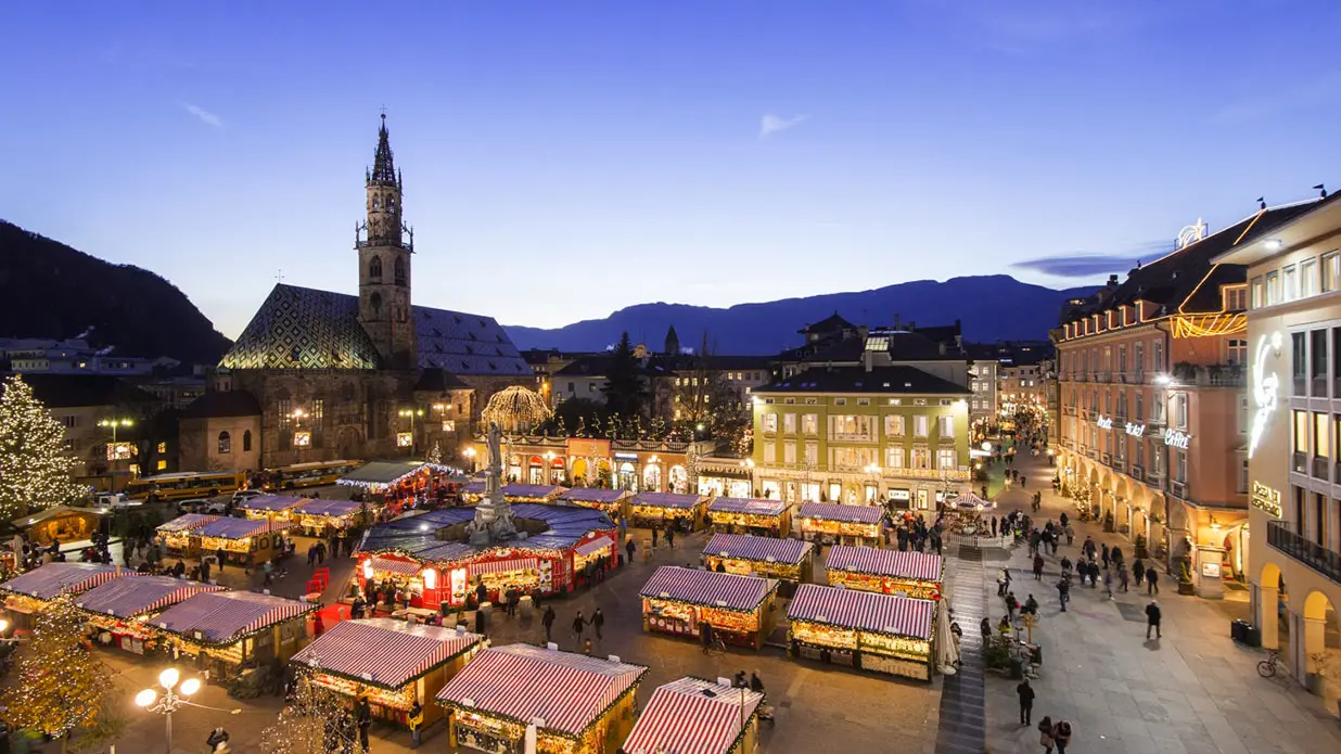 Bolzano: tutto pronto per il mercatino di Natale, inaugurazione il 24 novembre alle 17