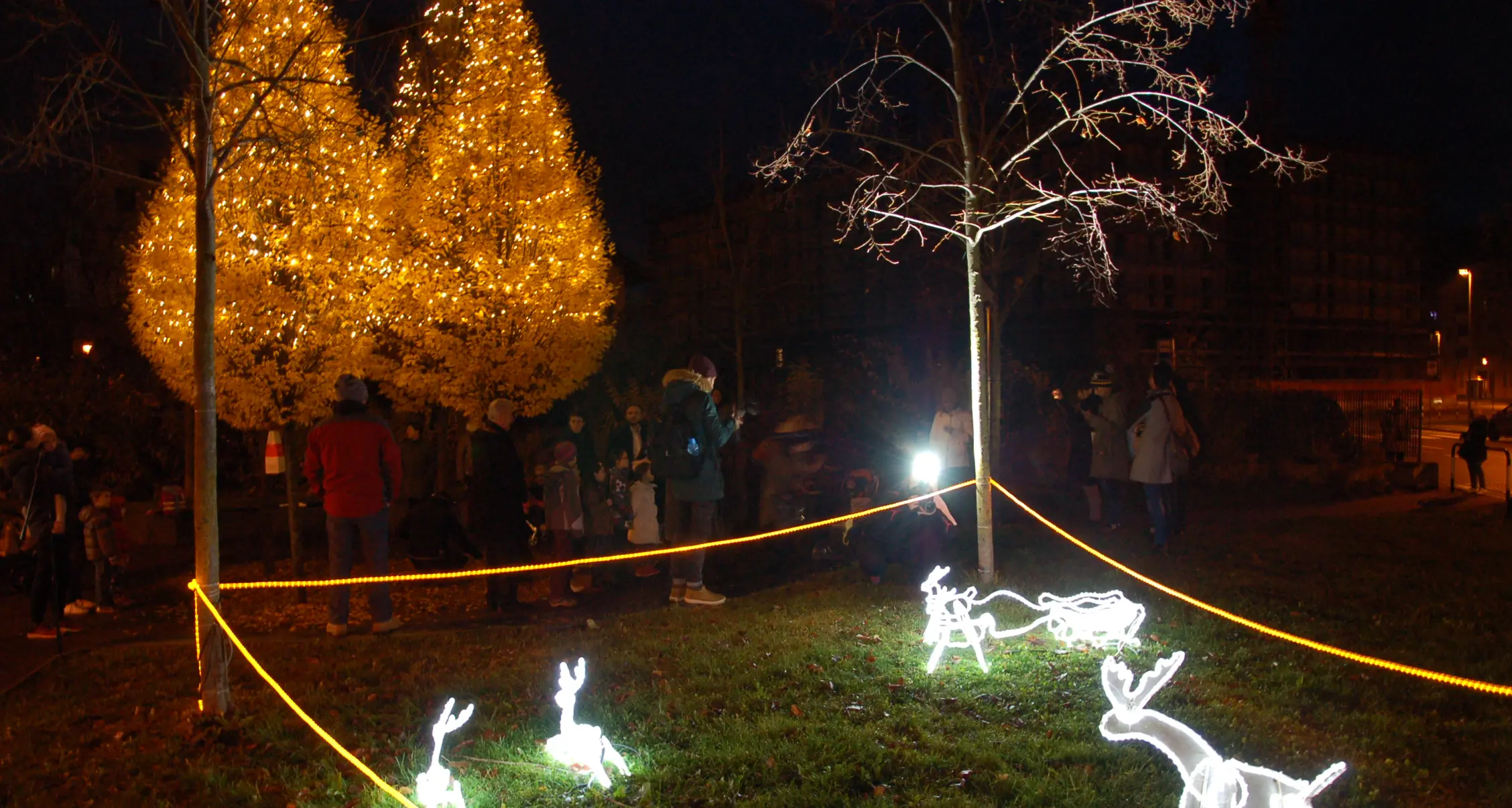 Bolzano, accese le luminarie di natale nei rioni popolari