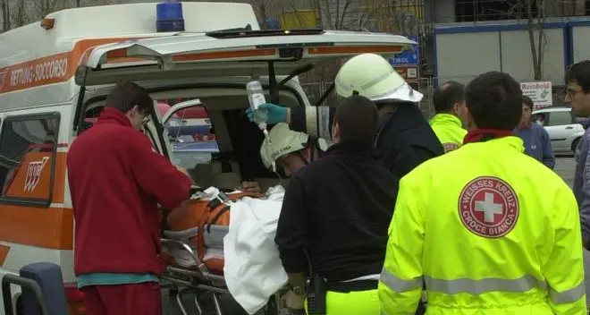 Fondo bagnato, motociclista esce di strada: è grave