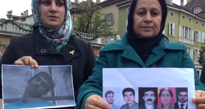 Sit-in della comunità curda contro le esecuzioni in Iran