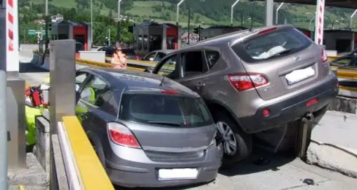 Incredibile scontro al casello, quale titolo dareste a questa foto?