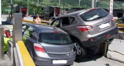 Incidente al casello, boom di clic