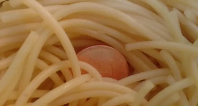 Trova una monetina da 5 cent in mezzo agli spaghetti