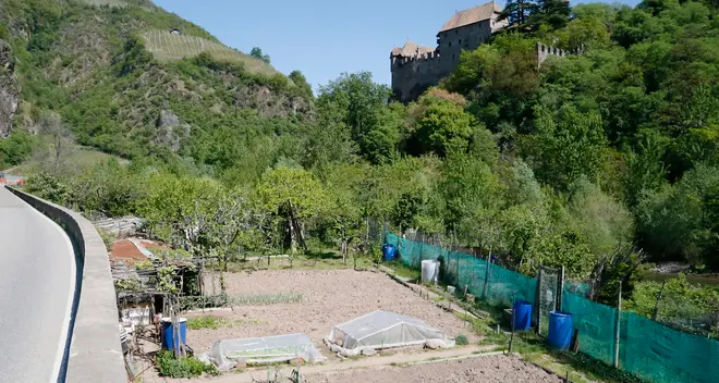 Orti sotto Castel Roncolo, oggi lo sfratto per 12 nonni